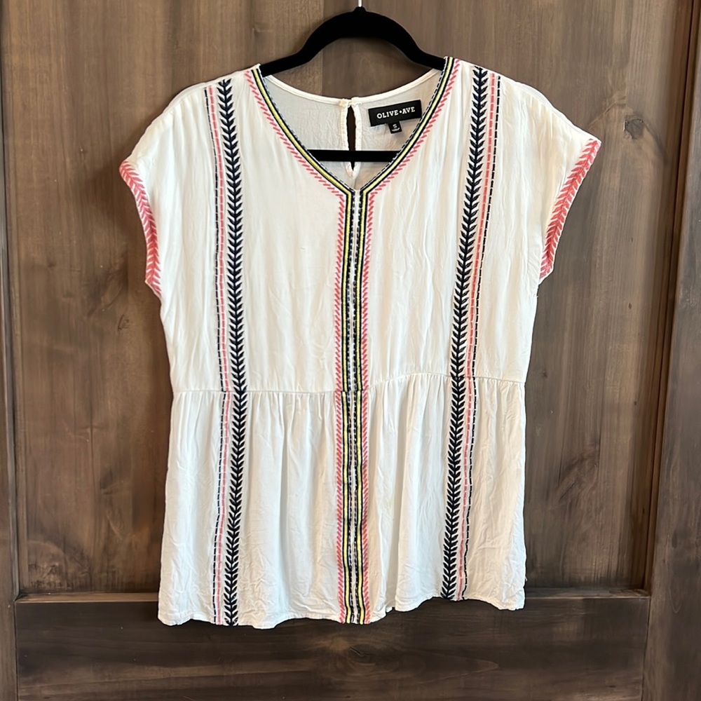 Olive Ave short sleeved peplum top with keyhole back